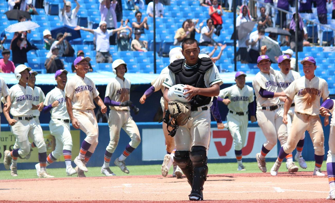 二松学舎大付対堀越　延長10回タイブレークの末に敗れ、ベンチに向かう二松学舎大付の押切（中央）（撮影・保坂恭子）