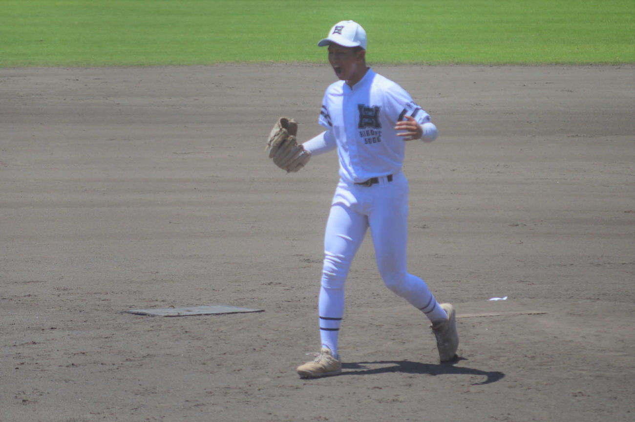 滋賀大会　彦根総合対瀬田工　8回を三者凡退に抑え、雄たけびを上げる彦根総合・野下（撮影・藤本真育）