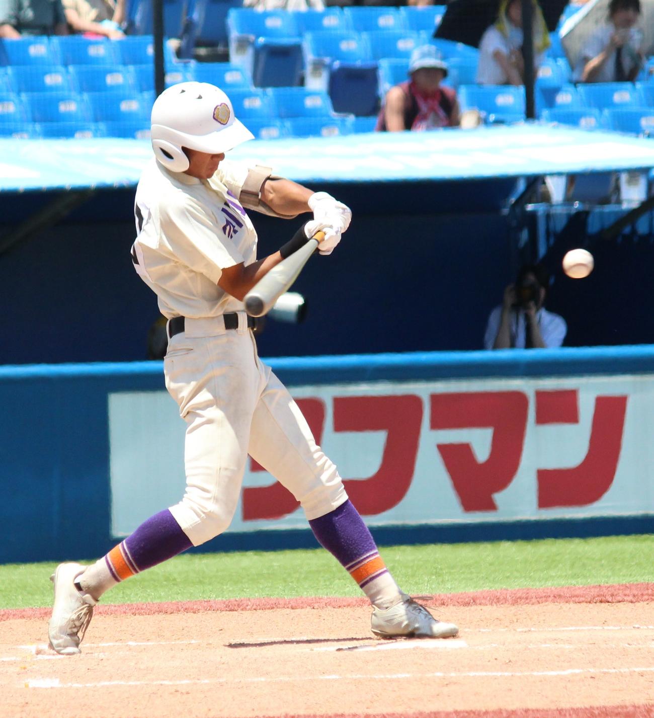二松学舎大付対堀越　10回裏堀越2死二塁、遊撃への当たりを放つ多田（撮影・保坂恭子）