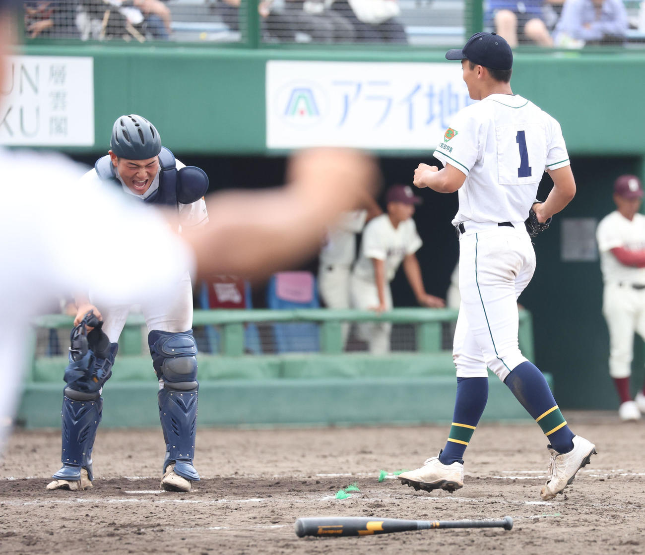 旭川明成対旭川志峯　旭川志峯を完封し歓喜する旭川明成・小野寺（左）と千葉バッテリー（撮影・佐藤翔太）