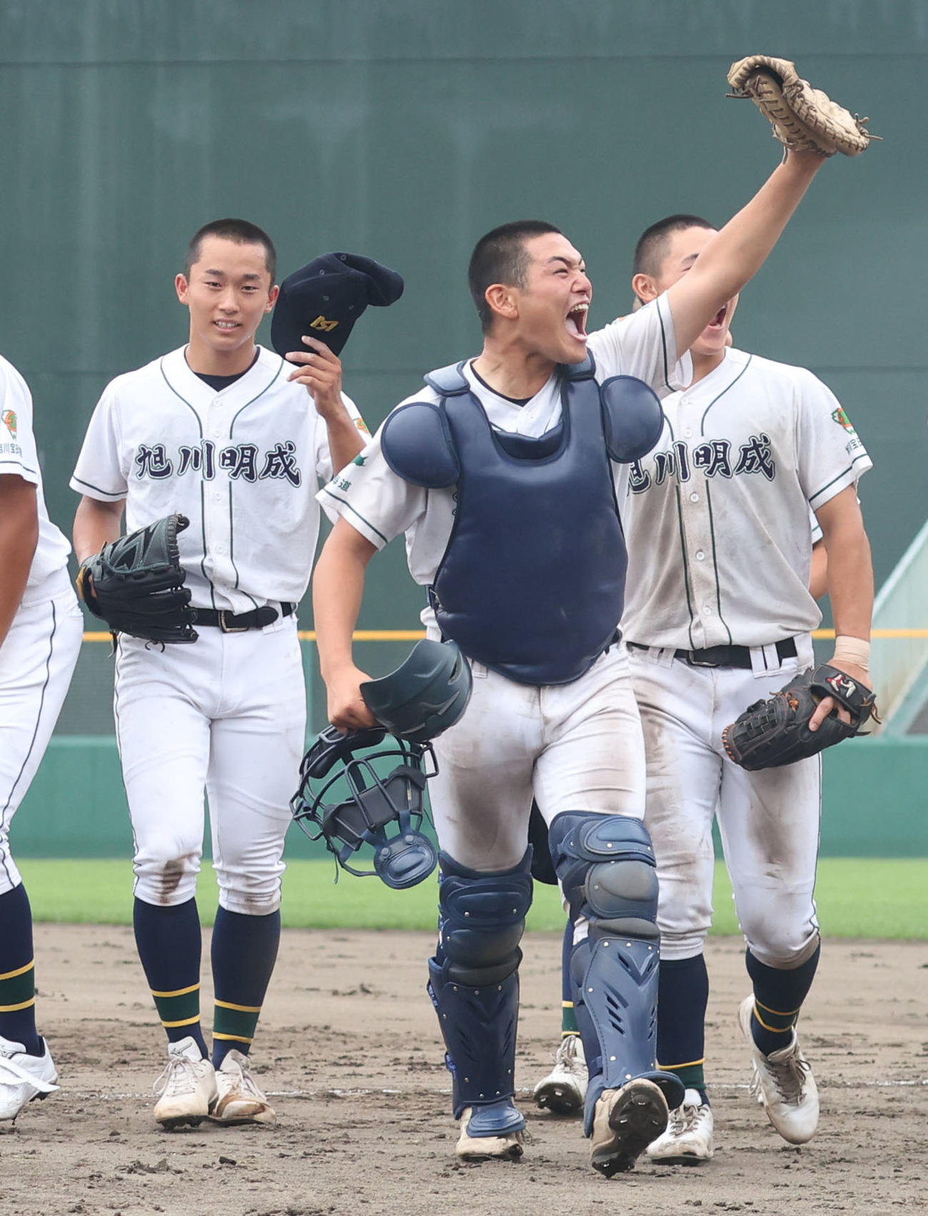 旭川明成対旭川志峯　旭川志峯を完封し歓喜する旭川明成・千葉（左後方）と小野寺バッテリー（撮影・佐藤翔太）