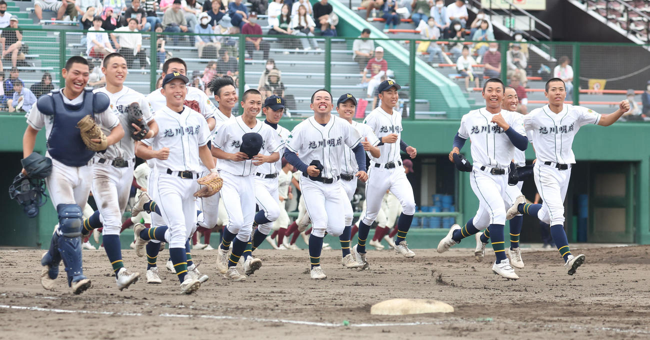 旭川明成対旭川志峯　旭川志峯に勝利し駆け出す旭川明成ナイン（撮影・佐藤翔太）