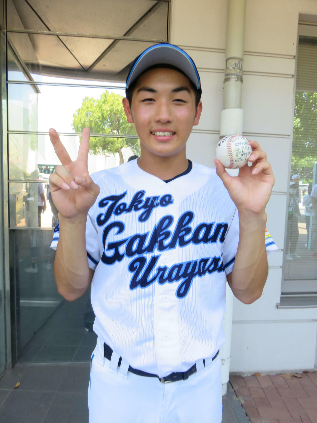 オリックス、巨人などで活躍した谷佳知氏を父に、女子柔道48キロ級で00年シドニー、04年アテネ五輪金メダルの谷亮子氏を母に持つ、東京学館浦安の谷佳亮（よしあき）外野手（3年）が2試合連続本塁打を放つ