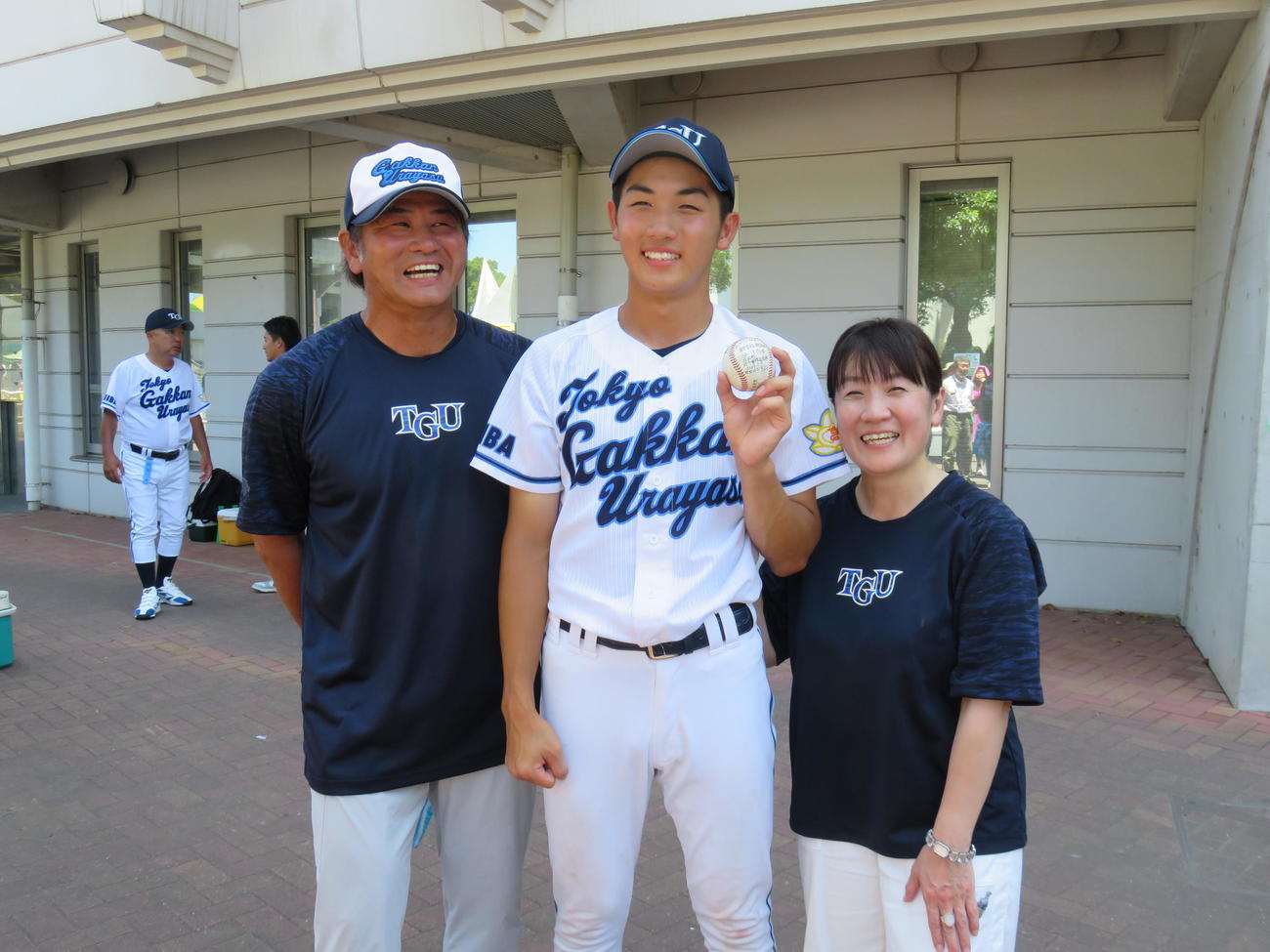 東京学館浦安の谷佳亮（よしあき）外野手（3年）が2試合連続本塁打を放つ。父佳知氏（左）と母亮子氏（右）とホームランボールを手に記念撮影