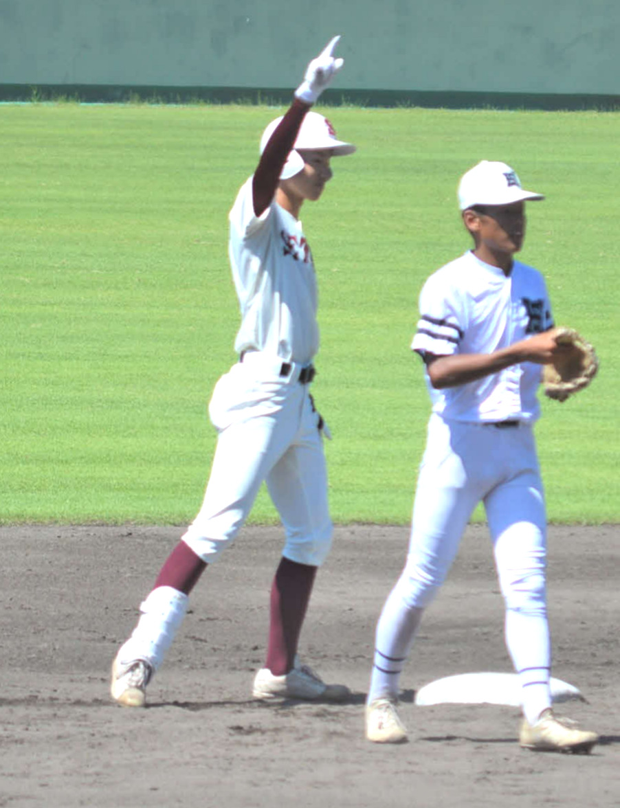 滋賀大会　彦根総合対瀬田工　4回に左適時二塁打を放ち、ガッツポーズを見せる瀬田工・平田（撮影・藤本真育）