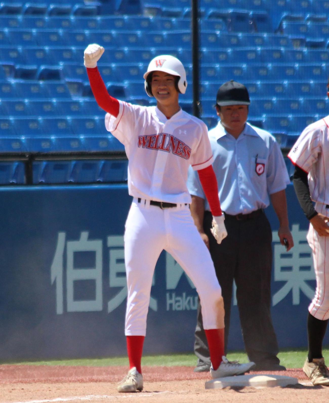 日本ウェルネス対紅葉川　5回表日本ウェルネス2死一、二塁、適時三塁打を放つ清水（撮影・保坂恭子）