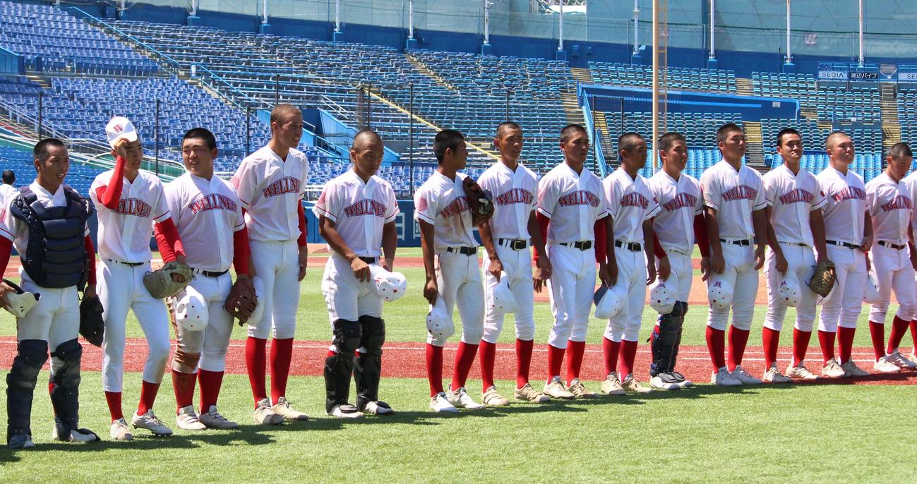 日本ウェルネス対紅葉川　3回戦に勝利し、スタンドにあいさつをする日本ウェルネスの選手たち（撮影・保坂恭子）