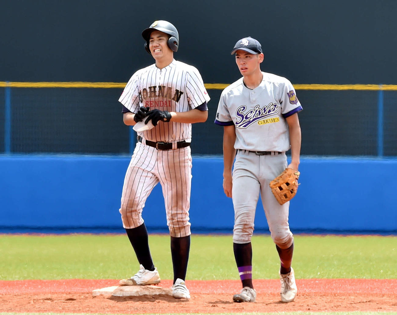 聖和学園対仙台城南　5回裏仙台城南2死三塁、右翼線に適時二塁打を放った岡村（左）（撮影・相沢孔志）
