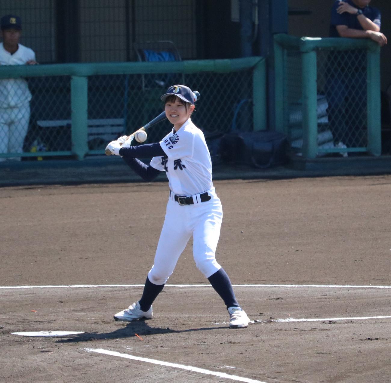 城東対徳島商　城東の永野悠菜マネジャー（3年）が笑顔で試合前ノックを行う（撮影・林亮佑）