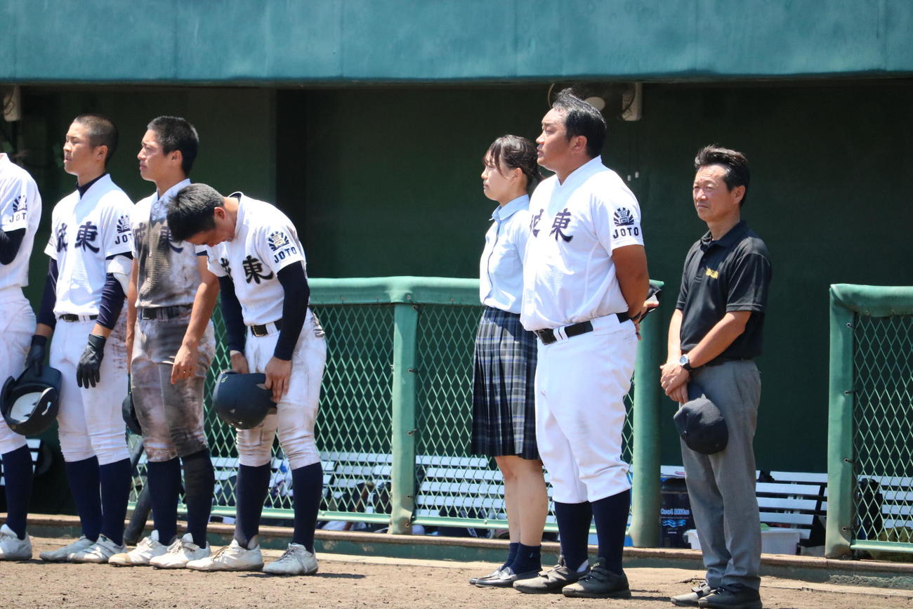 徳島商対城東　城東の永野悠菜マネジャー（3年）は試合に敗れて相手の校歌を聞く（撮影・林亮佑）