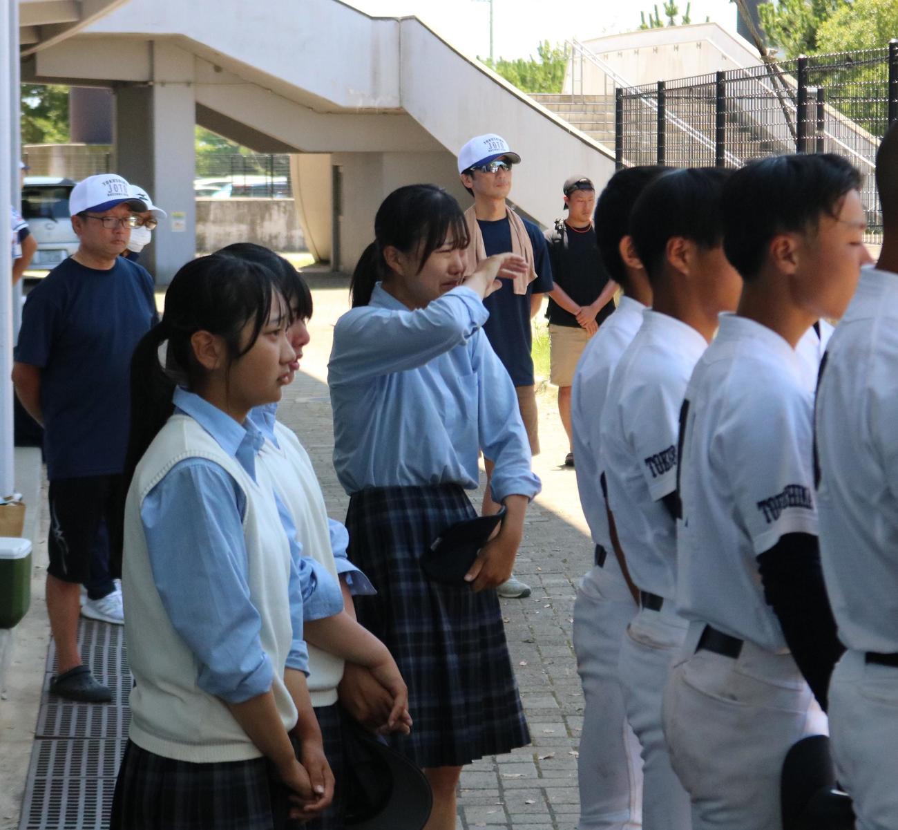 徳島商対城東　城東の永野悠菜マネジャー（3年）は試合に敗れて、最後のミーティングで涙を流す（撮影・林亮佑）