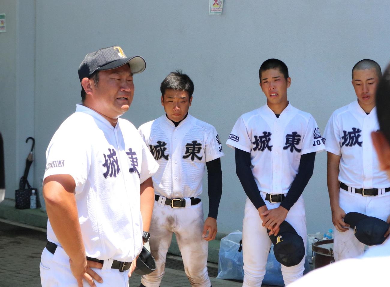 徳島商対城東　城東の新治良佑監督は最後のミーティングで涙する（撮影・林亮佑）