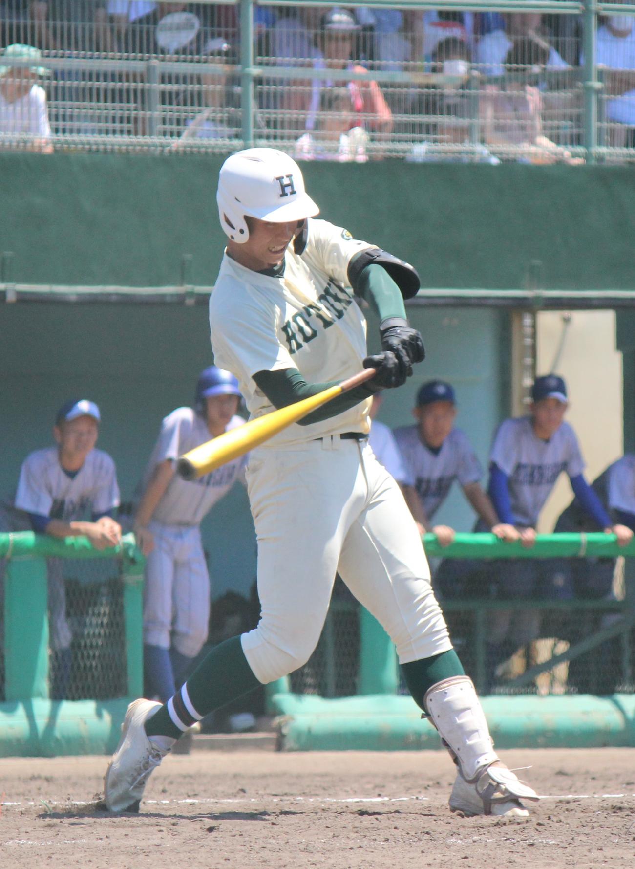 報徳学園対滝川　5回、左越え2ランを放つ報徳学園・石野（撮影・柏原誠）
