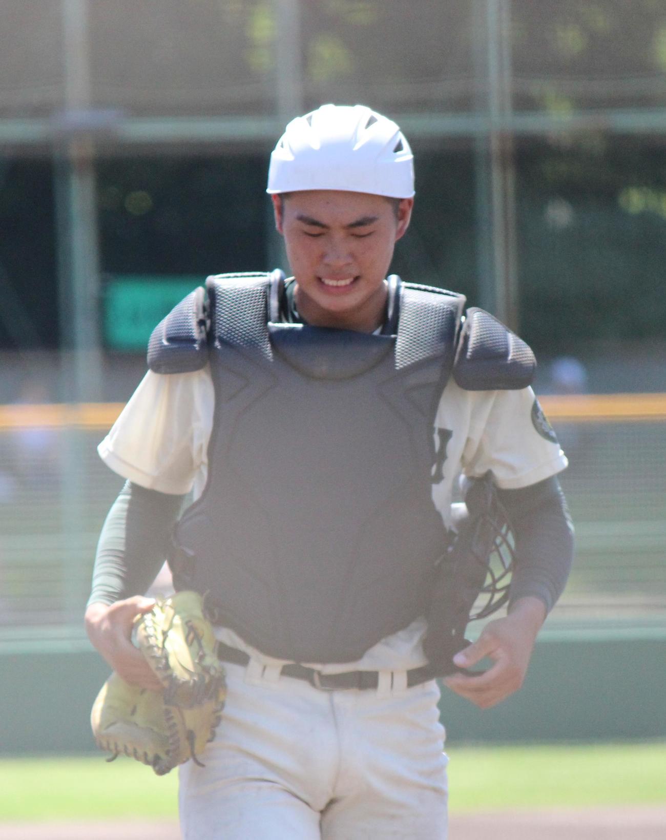 報徳学園対滝川　バッテリーミス連発で渋い表情の報徳学園・堀柊那（撮影・柏原誠）