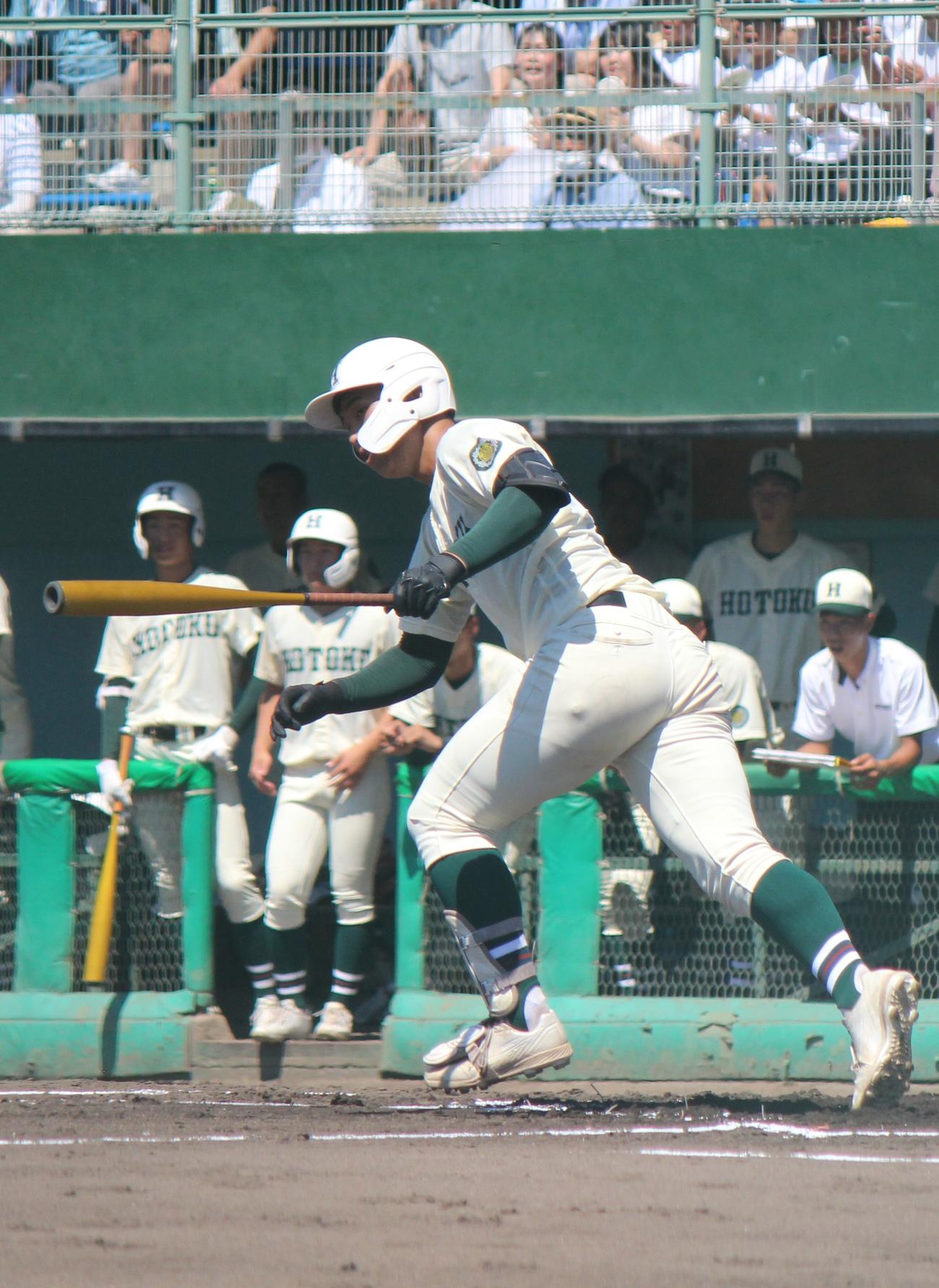 報徳学園対滝川　初回、先制2点打を放つ報徳学園・石野蓮授（撮影・柏原誠）