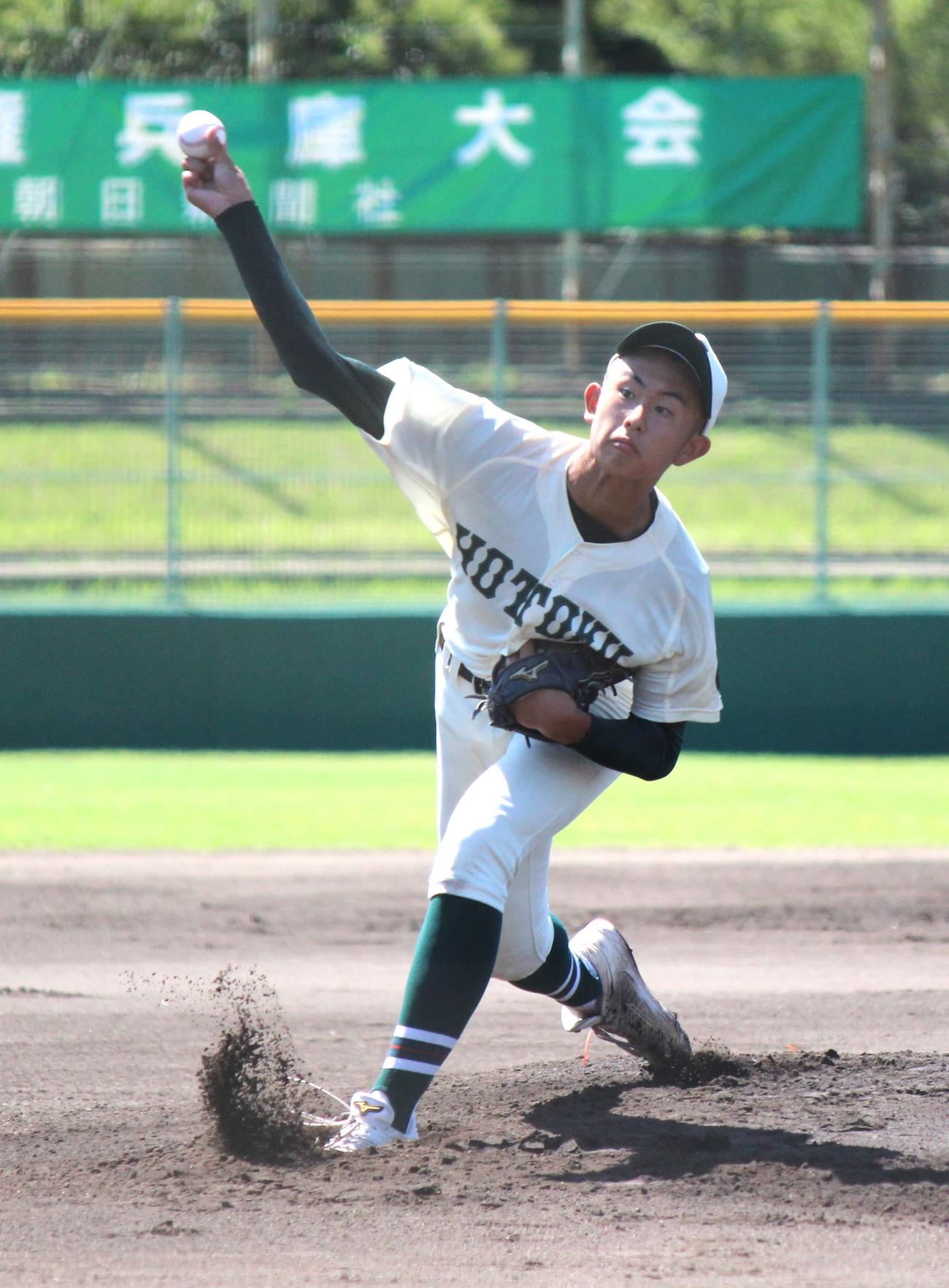 報徳学園対滝川　報徳学園の先発・星山豪汰（撮影・柏原誠）