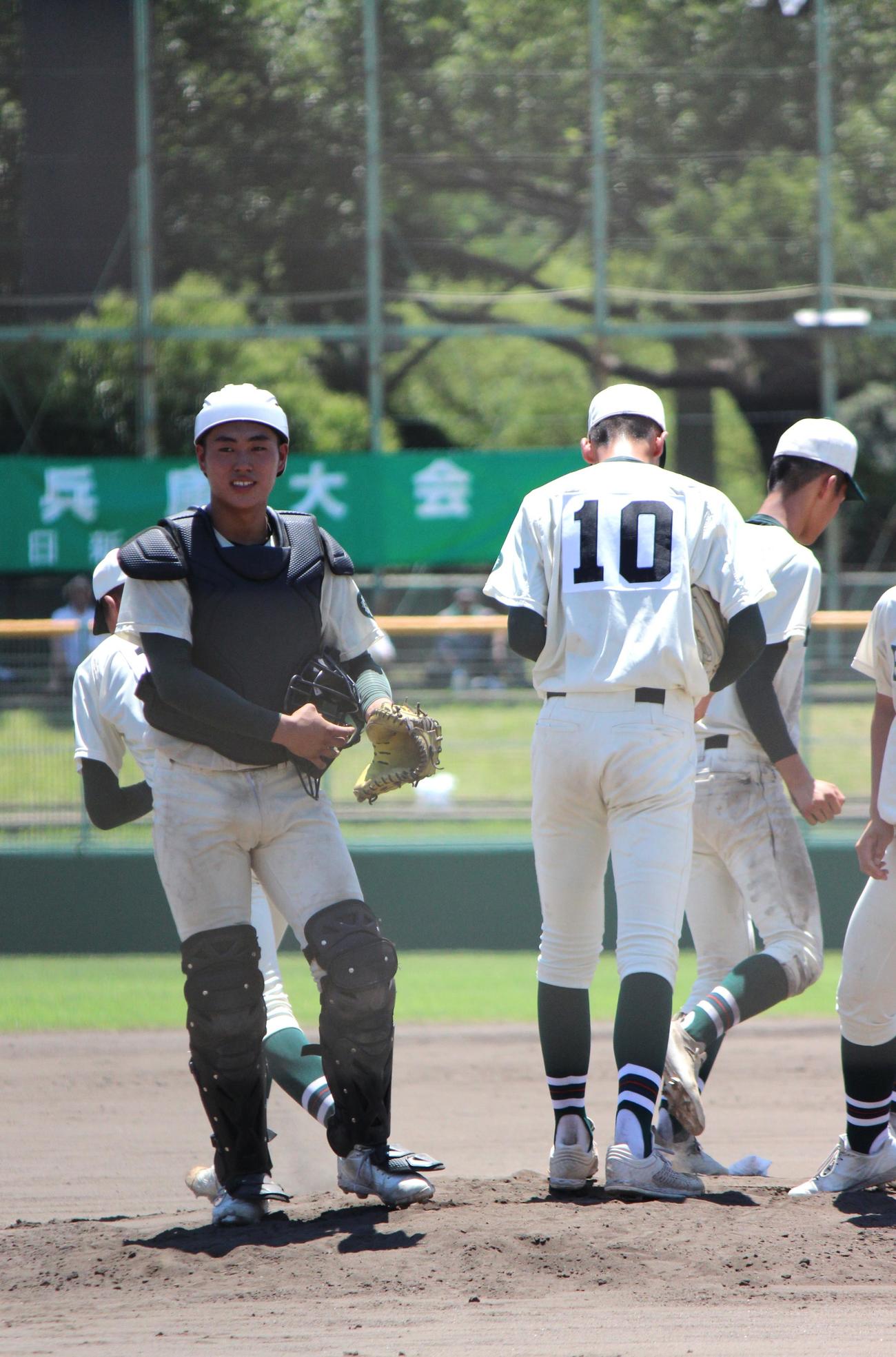 報徳学園対滝川　6回、失点後にマウンドに集まる堀（左）ら報徳学園ナイン（撮影・柏原誠）