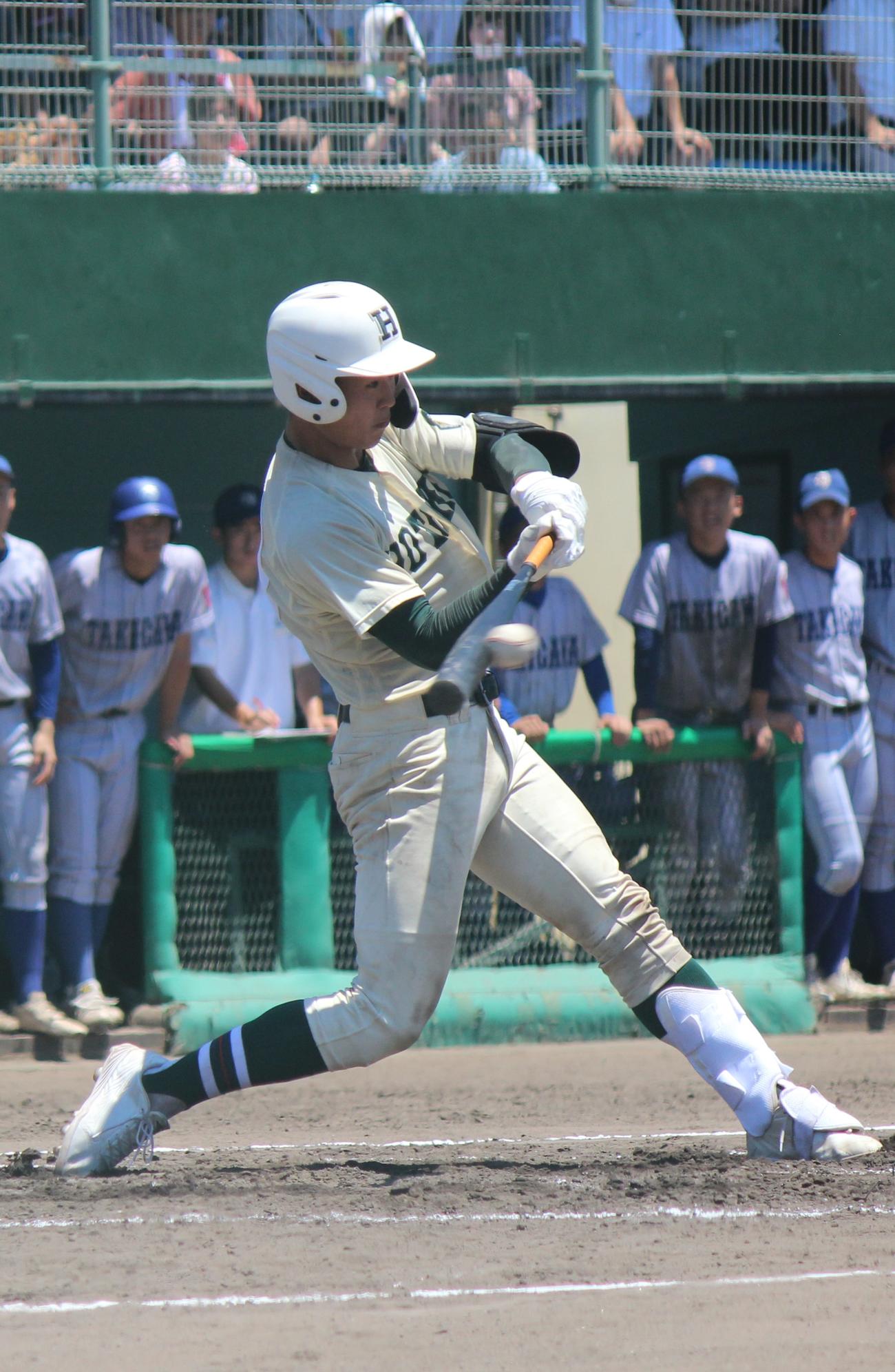 報徳学園対滝川　7回、二ゴロに倒れる報徳学園・堀柊那（撮影・柏原誠）