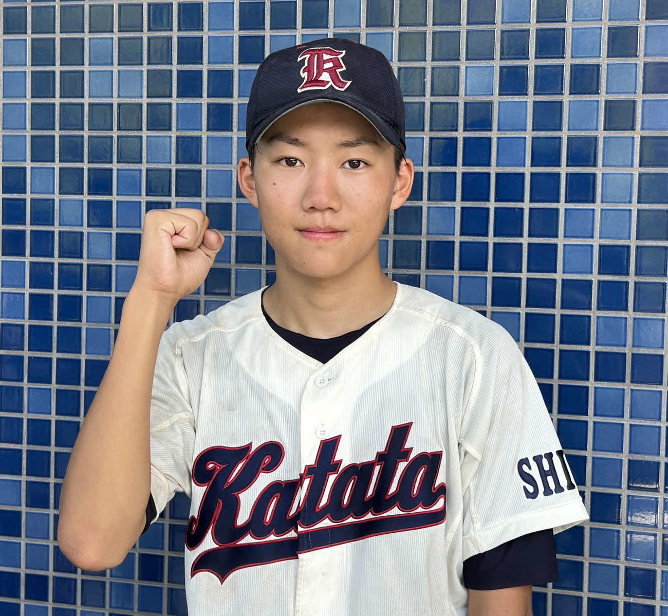 滋賀大会　堅田対八幡　投打ともに活躍を見せ、試合後にガッツポーズを見せる1年生の堅田・辻田（撮影・藤本真育）