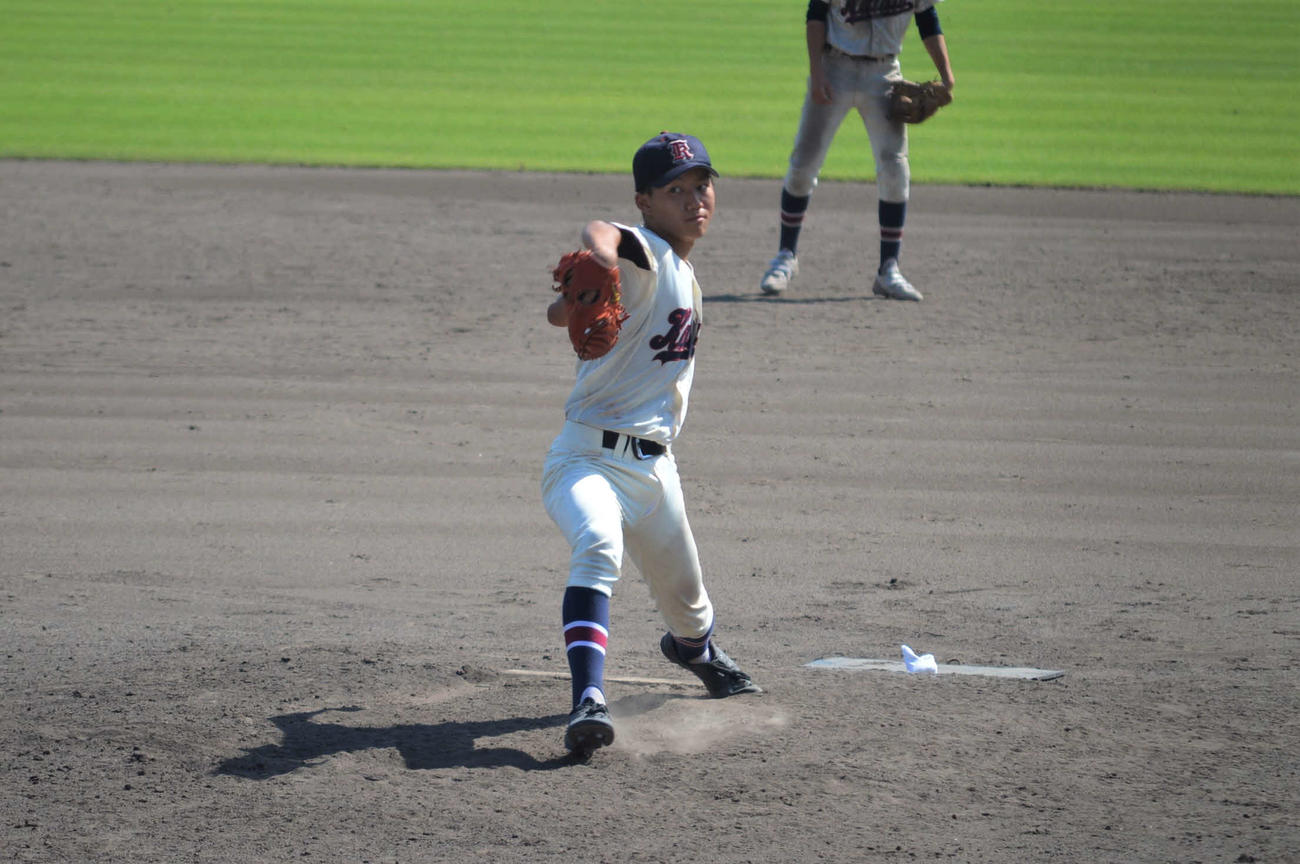 滋賀大会　堅田対八幡　5回からリリーフで登板し、5回1失点の好投を見せた1年生の堅田・辻田（撮影・藤本真育）