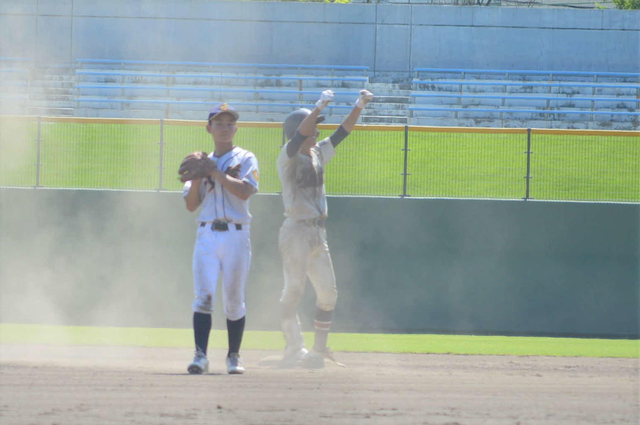 滋賀大会　堅田対八幡　7回に逆転左前適時二塁打を放った堅田・西田樹（撮影・藤本真育）