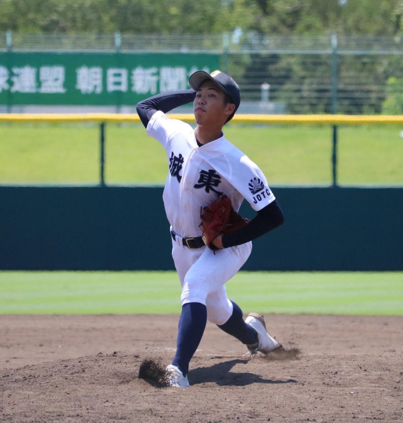 城東対徳島商　城東の清重登揮投手（3年）が2番手でマウンドに上がる（撮影・林亮佑）＝2023年7月17日、オロナミンC球場