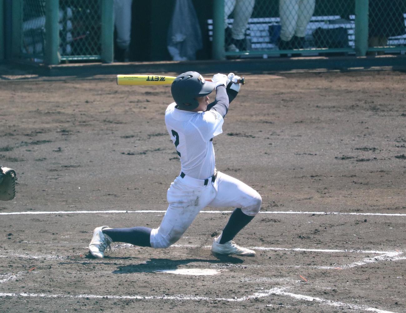 城東対徳島商　2回裏1死二塁、城東主将の森本凱斗捕手（3年）が左前打を放つ（撮影・林亮佑）＝2023年7月17日、オロナミンC球場