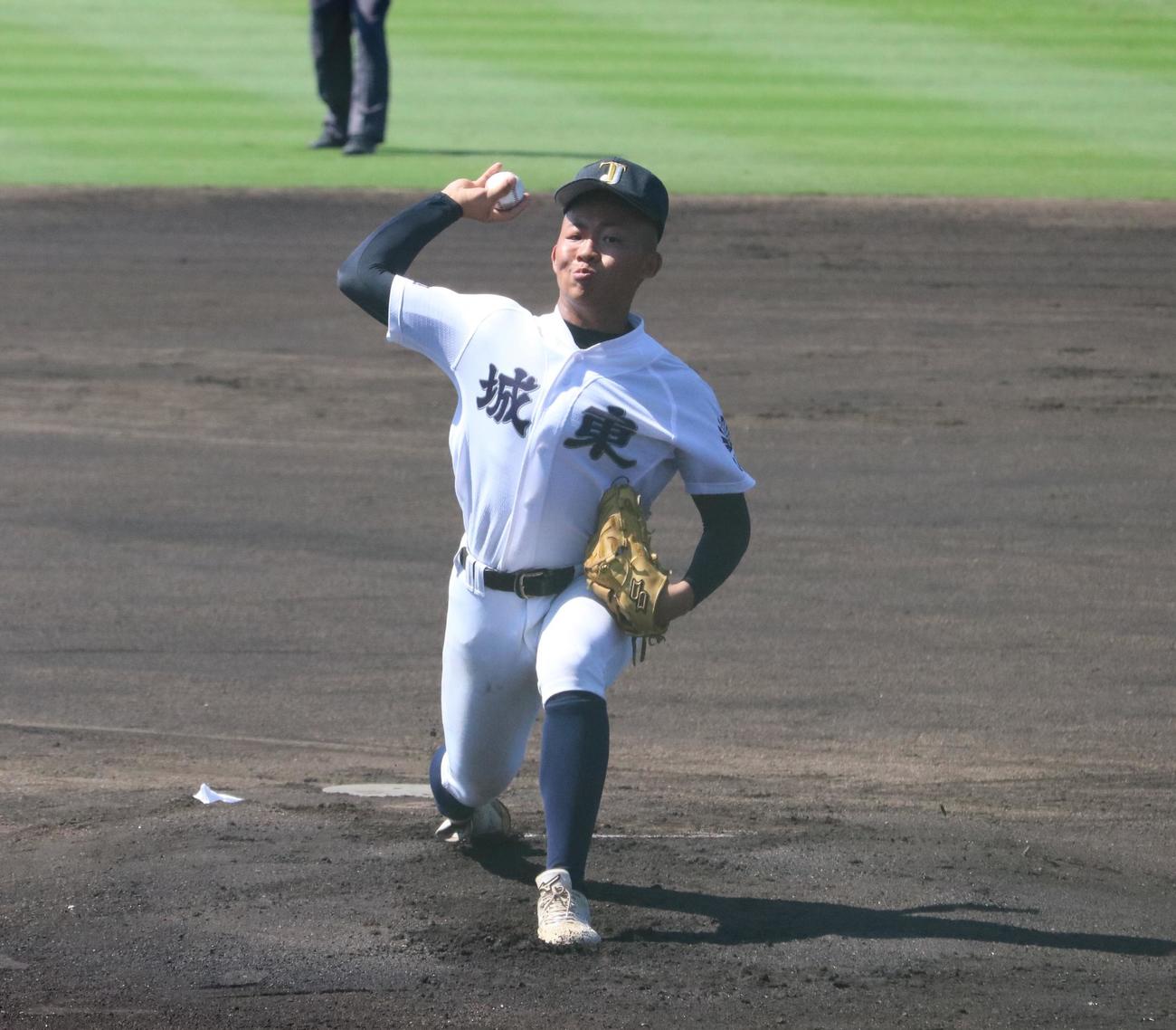 城東対徳島商　城東先発の岡一成外野手（2年）（撮影・林亮佑）＝2023年7月17日、オロナミンC球場