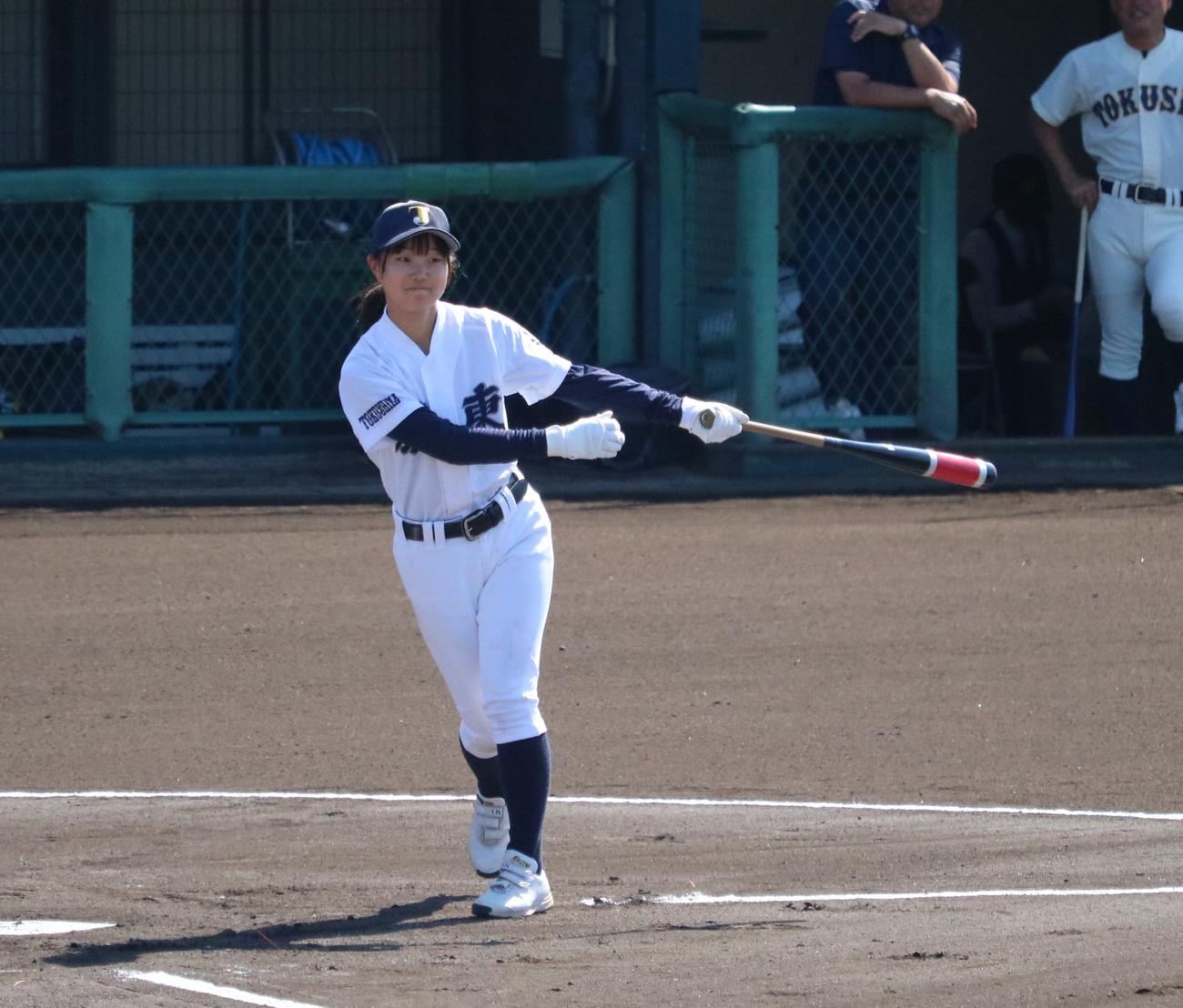 城東対徳島商　城東の永野悠菜マネジャー（3年）が笑顔で試合前ノックを行う（撮影・林亮佑）＝2023年7月17日、オロナミンC球場