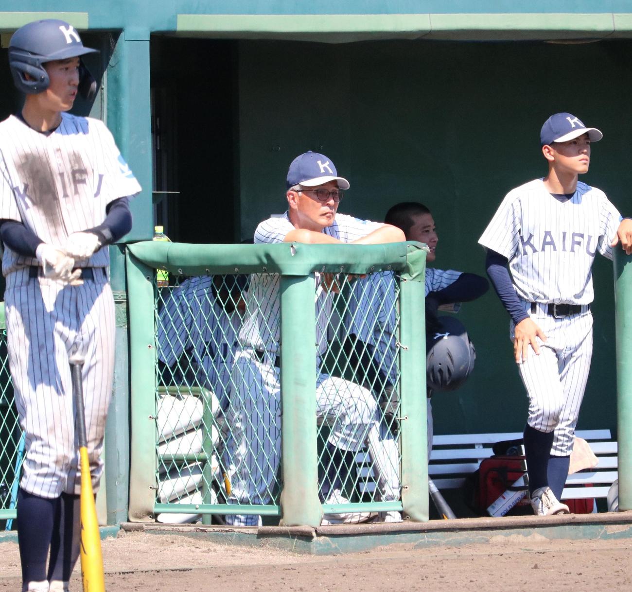 名西対海部　海部の杉本泰彦監督がベンチから戦況を見守る（撮影・林亮佑）
