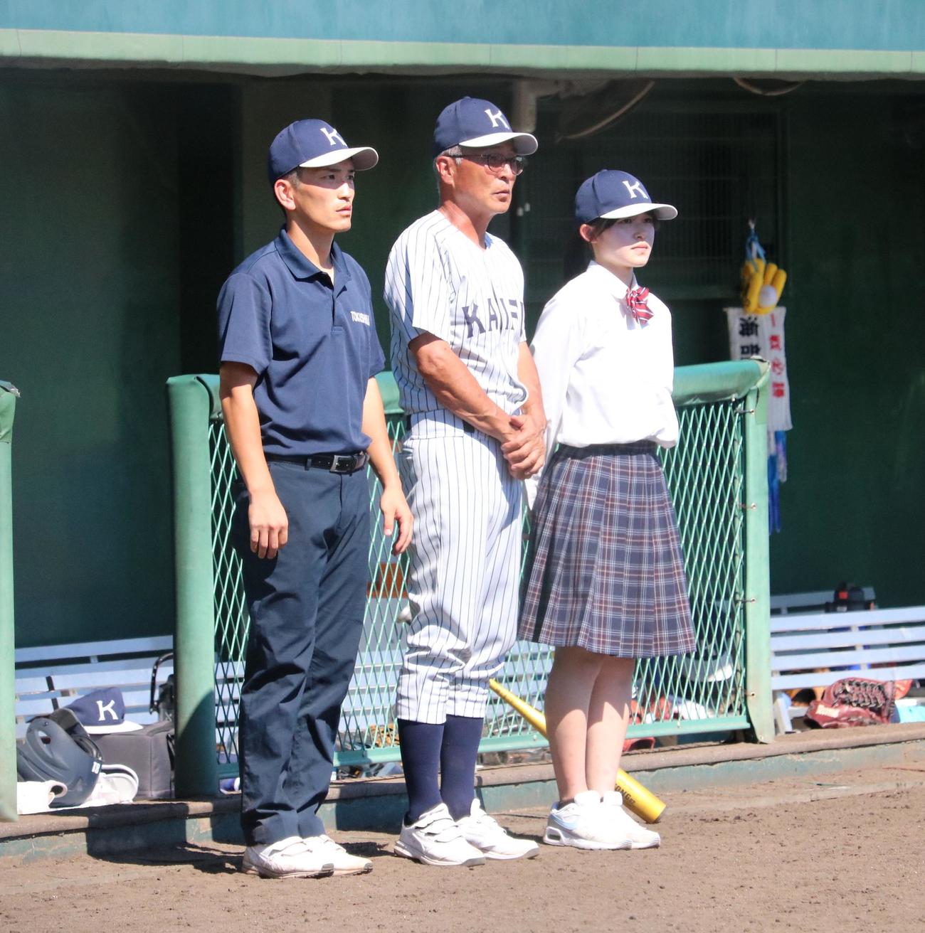 名西対海部　海部の杉本泰彦監督は試合を終えてベンチ前で整列する（撮影・林亮佑）