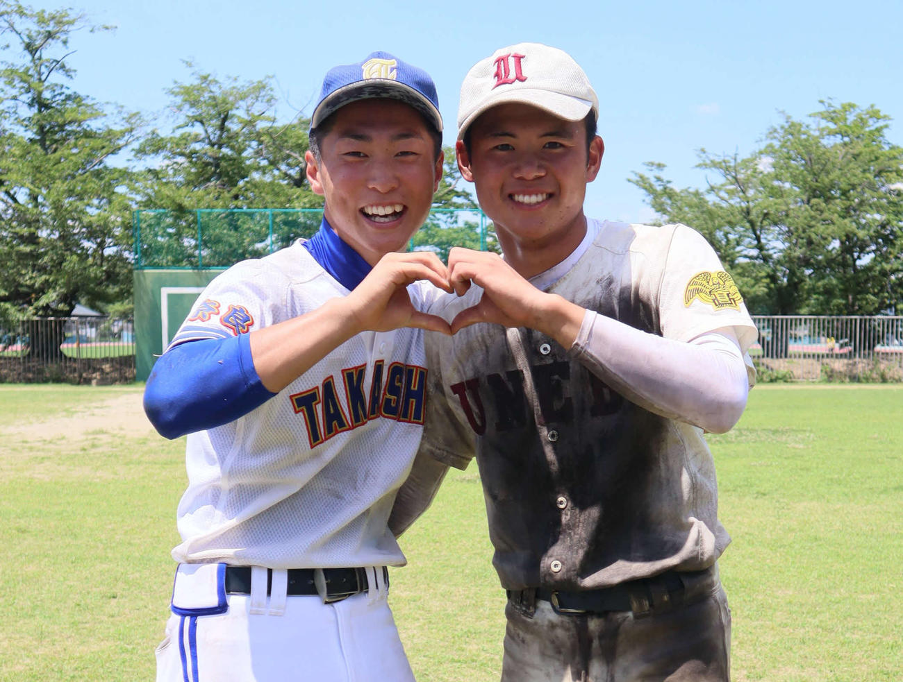 試合後、笑顔でポーズを決める高田商の東口虎雅（左）と畝傍の山中健太郎（撮影・村松万里子）