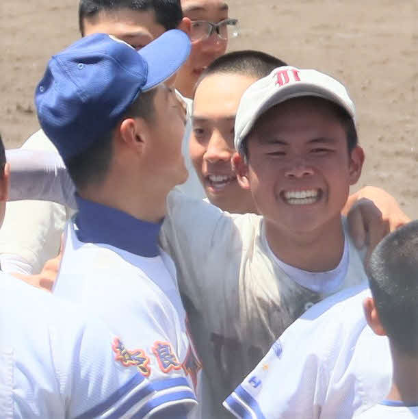 整列後に抱き合う畝傍の山中健太郎内野手（右）と高田商の東口虎雅外野手（撮影・村松万里子）