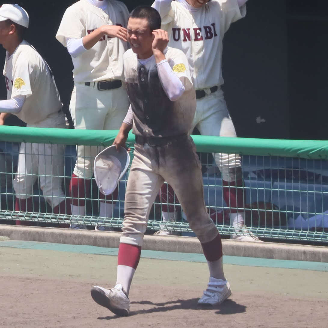 試合終了の整列へ向かう畝傍の山中健太郎内野手（撮影・村松万里子）