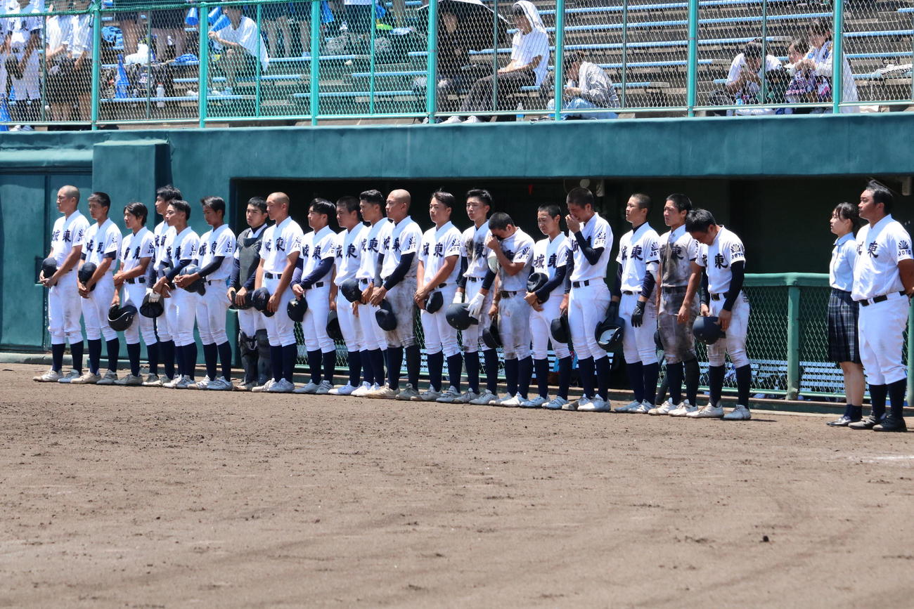 徳島商対城東　城東ナインは初戦で敗れて肩を落とす（撮影・林亮佑）＝2023年7月17日、オロナミンC球場