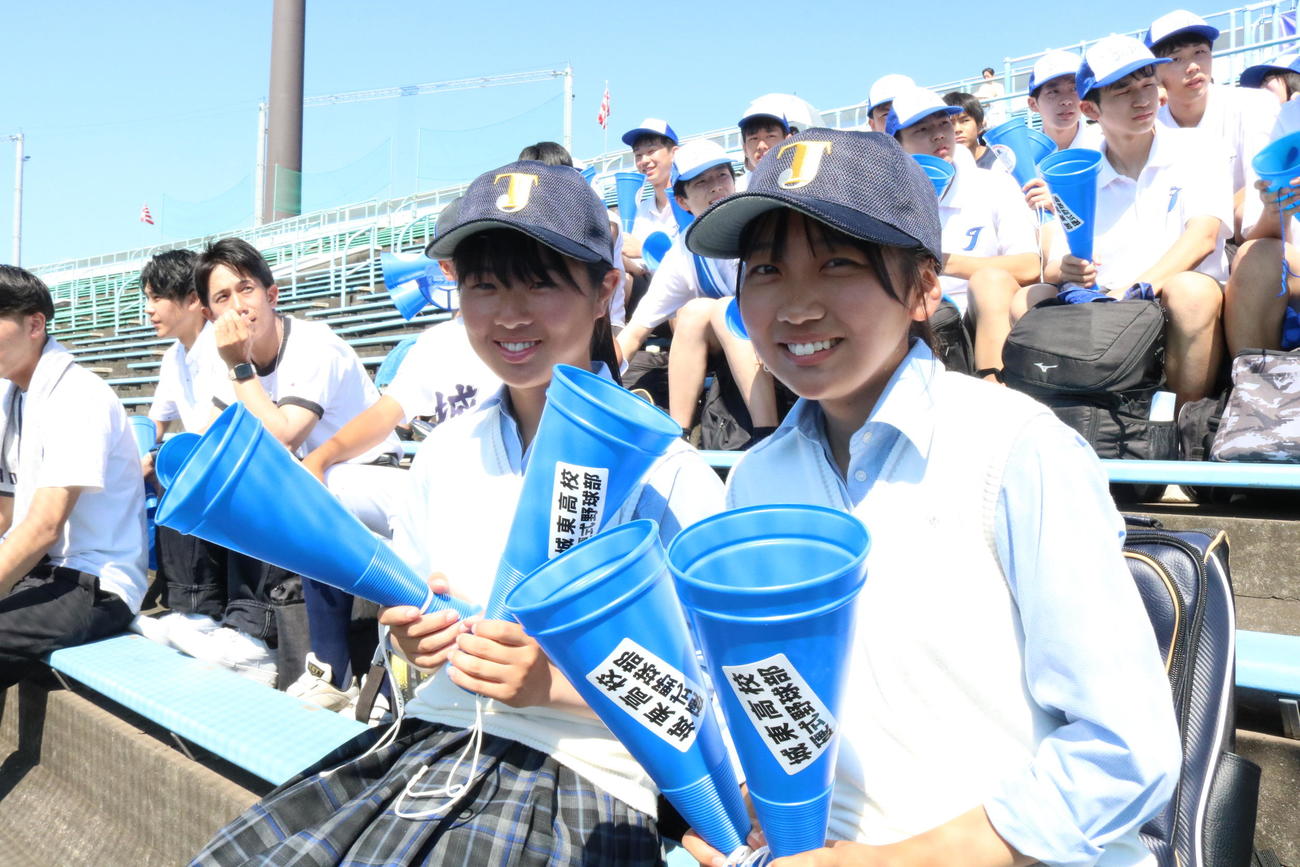 城東対徳島商　城東の1年生マネジャーコンビ。則永夕芽さん（右）と小島夕芽さんがメガホンを持って応援する（撮影・林亮佑）＝2023年7月17日、オロナミンC球場