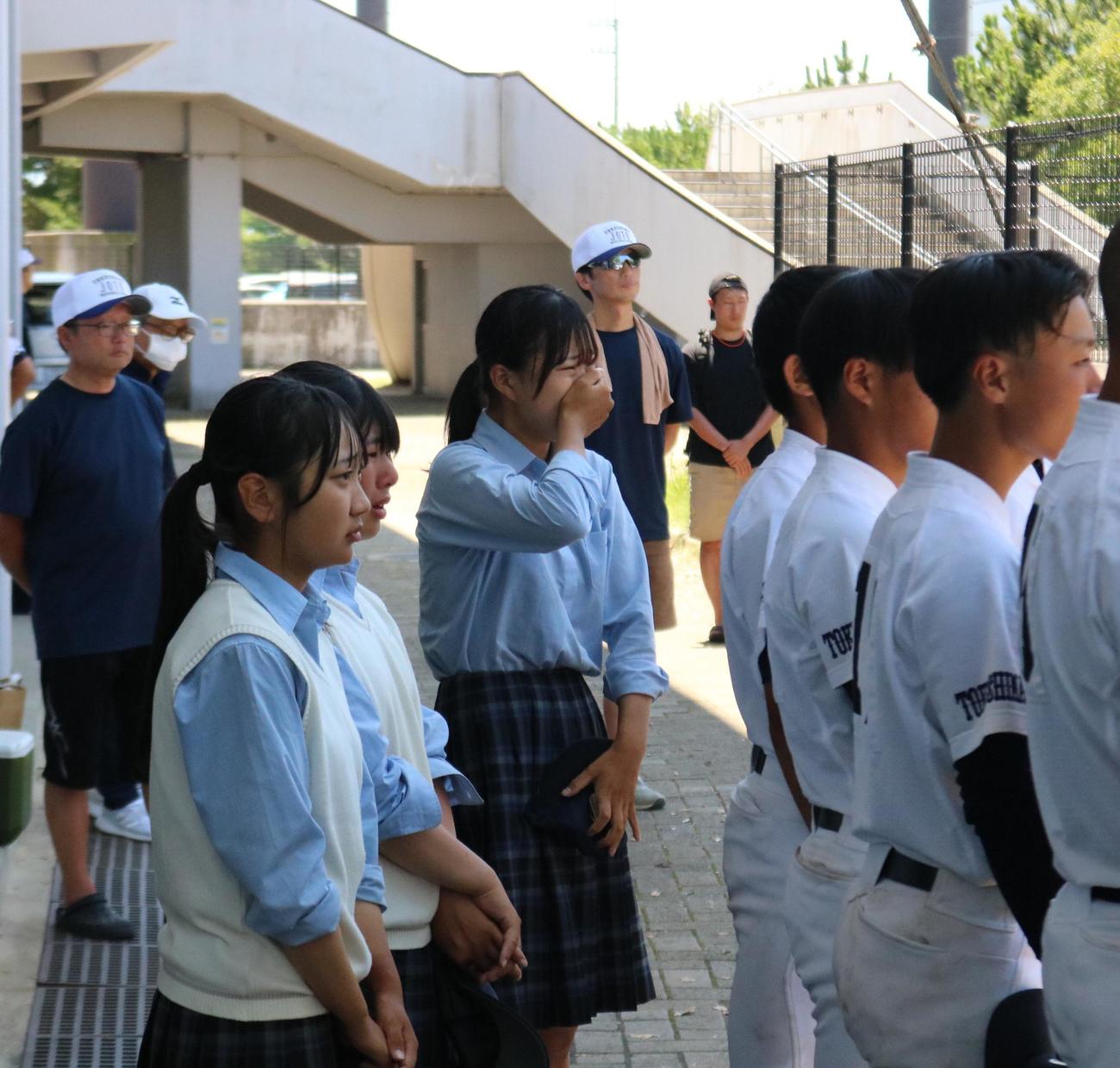 徳島商対城東　城東の永野悠菜マネジャー（3年）は試合に敗れて、最後のミーティングで涙を流す（撮影・林亮佑）＝2023年7月17日、オロナミンC球場