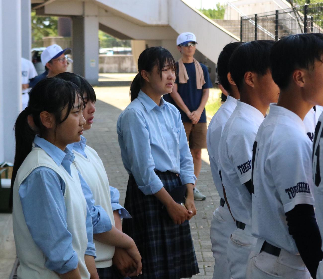 徳島商対城東　城東の永野悠菜マネジャー（3年）は試合に敗れて、最後のミーティングで涙を流す（撮影・林亮佑）＝2023年7月17日、オロナミンC球場