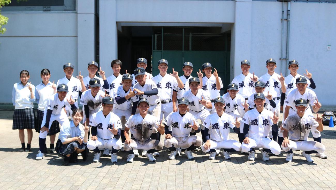 徳島商対城東　城東ナインは全員で集合写真におさまる（撮影・林亮佑）＝2023年7月17日、オロナミンC球場