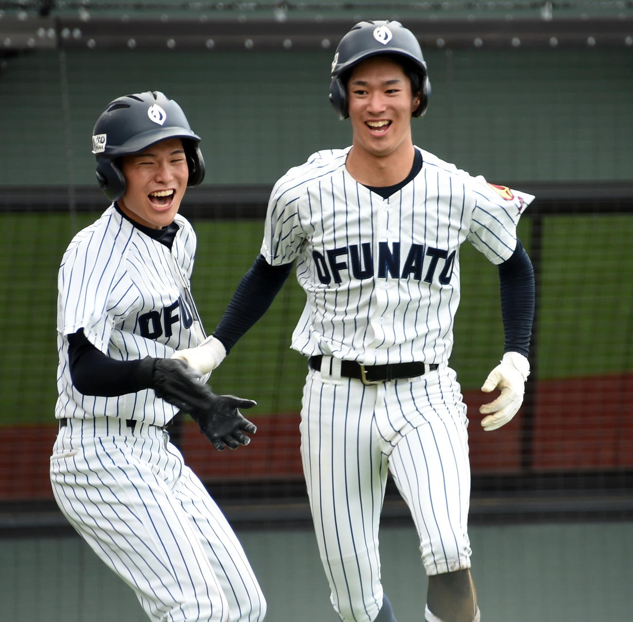 大船渡対盛岡農　4回表大船渡2死一、三塁、重盗で生還し笑顔の佐々木怜（右）（撮影・山田愛斗）