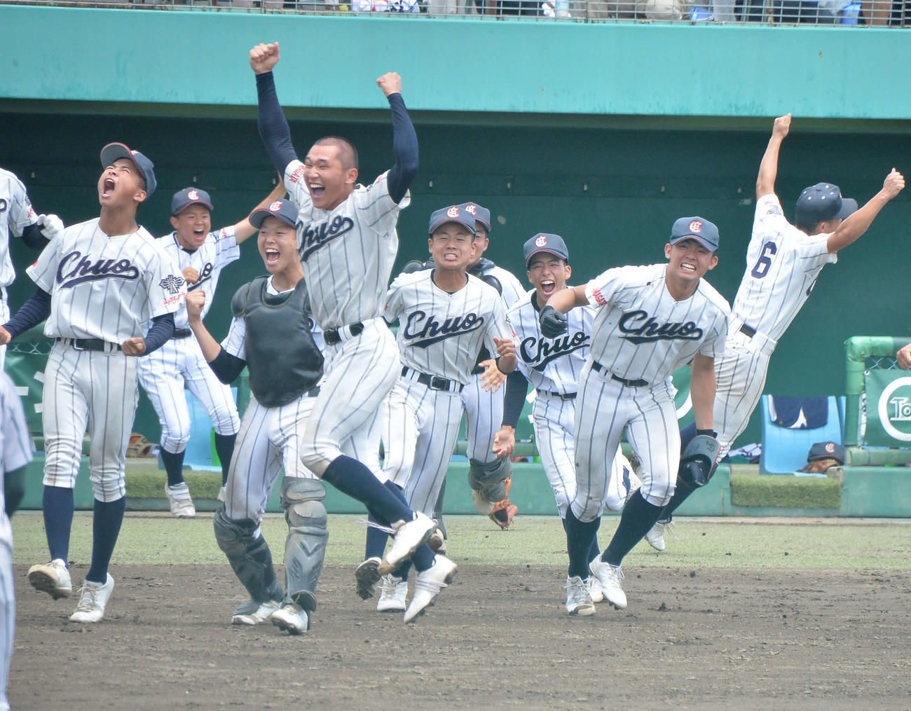 鶴岡東にサヨナラ勝ちし、ジャンプして喜ぶ武田陸（中央）ら山形中央ナイン（撮影・濱本神威）