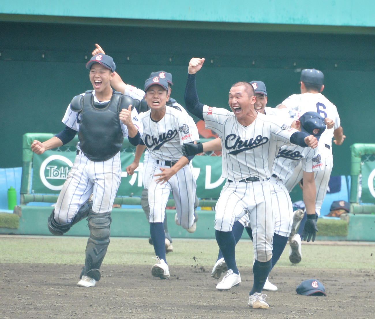 鶴岡東対山形中央　劇的サヨナラ勝ちに大喜びでベンチから飛び出す山形中央ナイン（撮影・濱本神威）