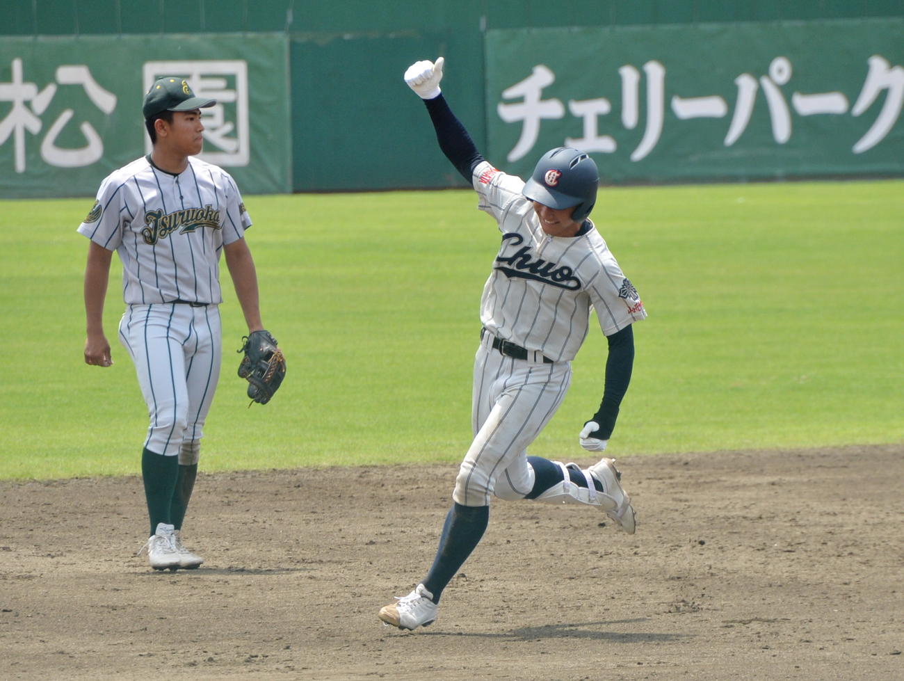 8回、同点ソロ本塁打を放ち、右拳を高々と突き上げる武田陸