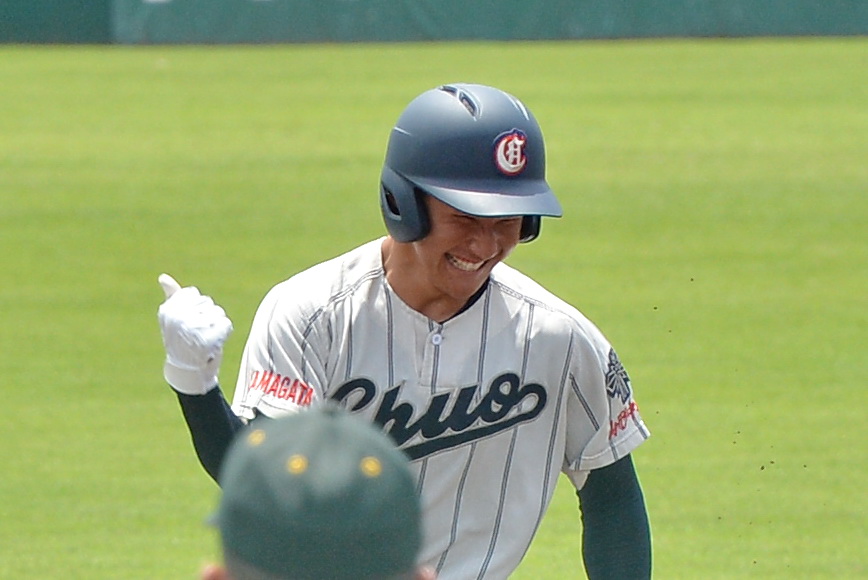 鶴岡東対山形中央　1－2で迎えた8回2死、左中間越え同点ソロ本塁打を放った山形中央・武田陸は笑顔でガッツポーズ（撮影・濱本神威）