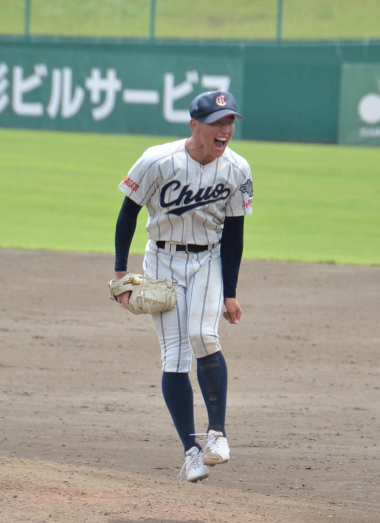 鶴岡東対山形中央　9回表、最後の打者を空振り三振に切って取り、雄たけびを上げる山形中央・武田陸（撮影・濱本神威）