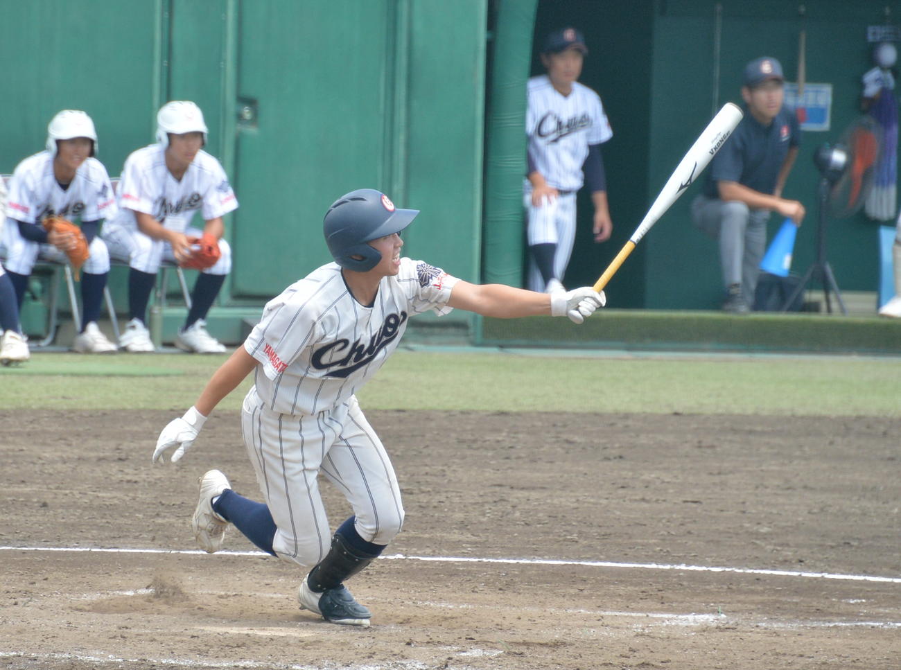 9回、サヨナラ適時打を放つ山形中央・石垣