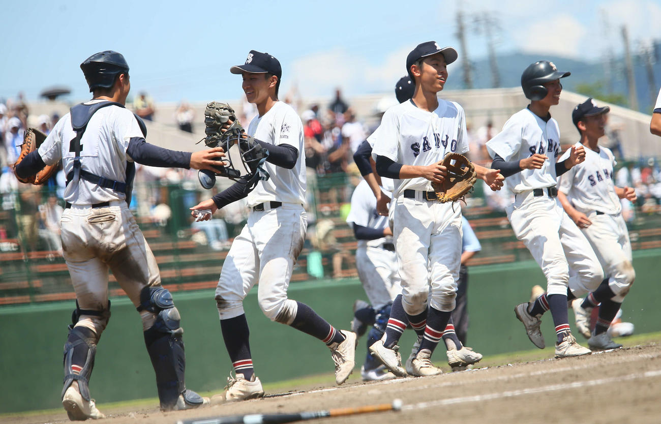 三条対長岡　笑顔で整列に向かう三条ナインと、祝福し合う捕手の小黒（左）とエース岡