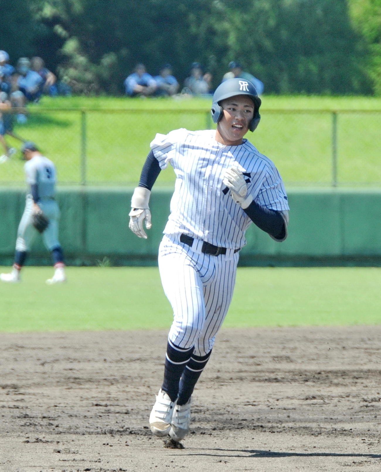 満塁本塁打を放ち3塁に向かう常葉大菊川・佐藤　　