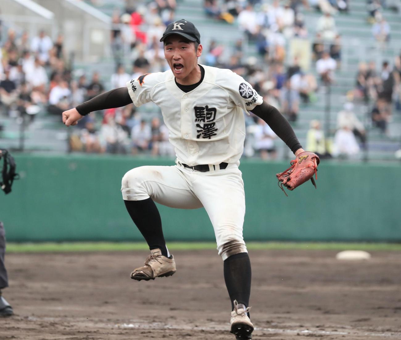 北照対駒大苫小牧　勝利の瞬間、ジャンプして喜ぶ駒大苫小牧・大森（撮影・黒川智章）