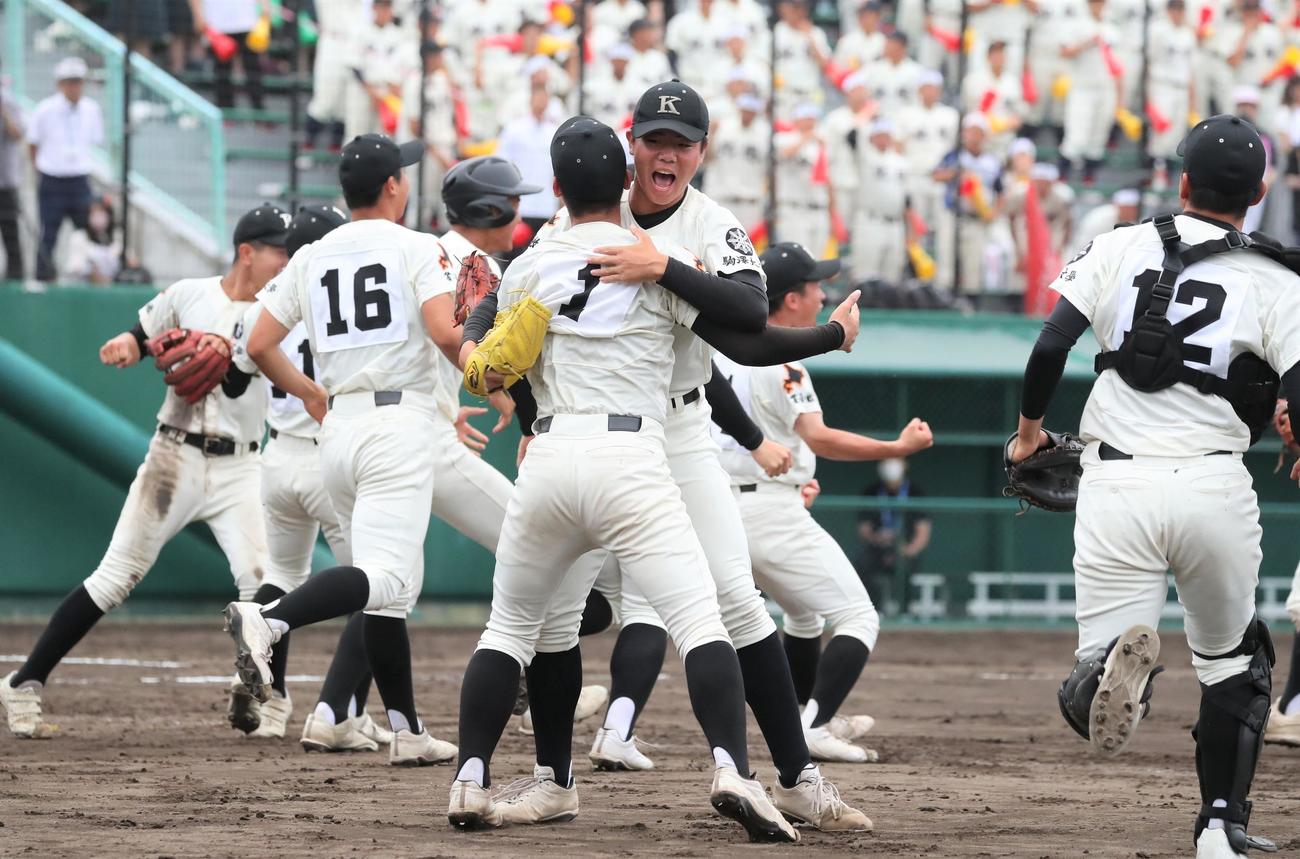 北照対駒大苫小牧　勝利し歓喜する駒大苫小牧ナイン（撮影・黒川智章）